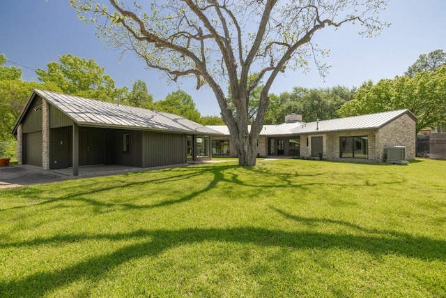 2401 Manana St, Austin, TX 78730 - view of green lawn featuring a detached garage