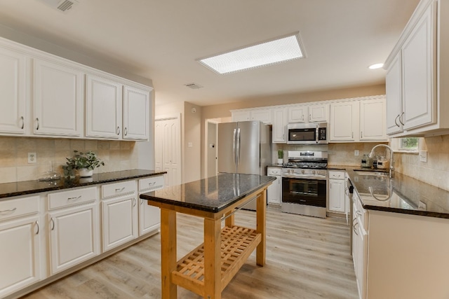 1708 Lion Heart Dr, Cedar Park, TX 78613 - kitchen with stainless steel appliances, decorative backsplash, and light wood-style floors