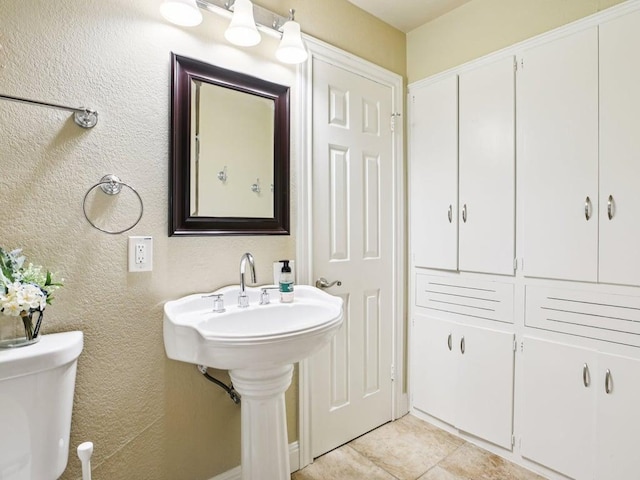 3811 Byron Dr, Austin, TX 78704 - bathroom featuring a textured wall and tile patterned flooring