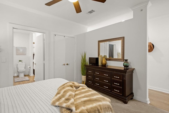 1900 Barton Springs Rd Unit 3038, Austin, TX 78704 - bedroom featuring ornamental molding, a closet, connected bathroom, a ceiling fan, and light wood-style flooring