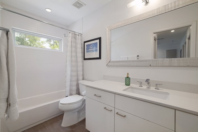 1303 Deloney St, Austin, TX 78721 - full bath featuring vanity and shower / tub combo with curtain