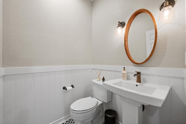 509 Explorer Dr, Lakeway, TX 78734 - half bath with wainscoting and a textured wall