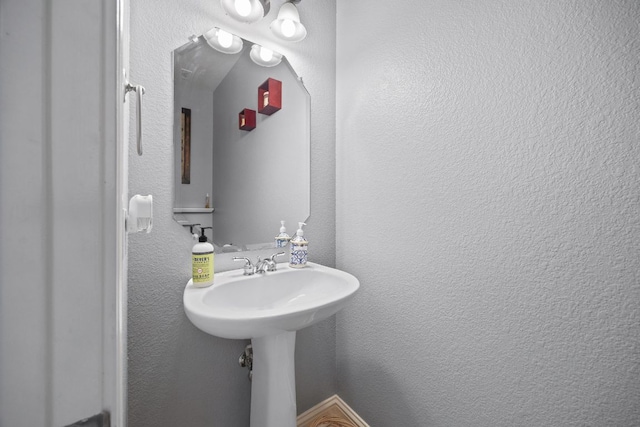 15413 Echo Hills Dr, Austin, TX 78717 - bathroom featuring a textured wall
