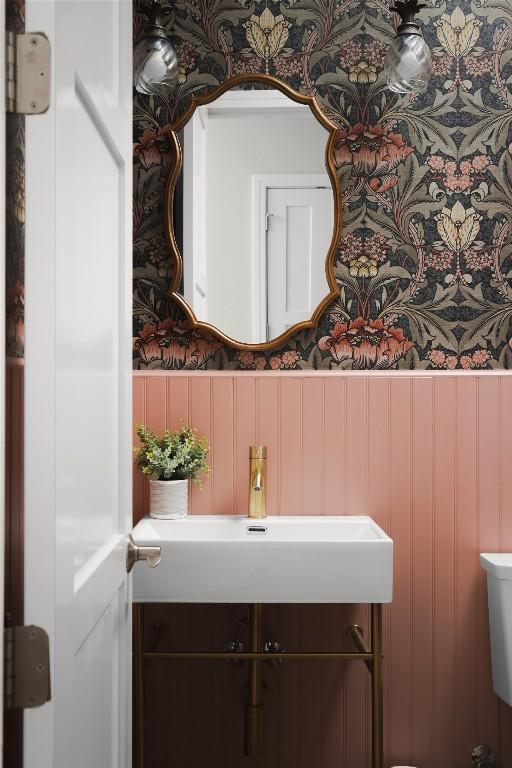 114 Medalist St, Lakeway, TX 78734 - bathroom with vanity and toilet