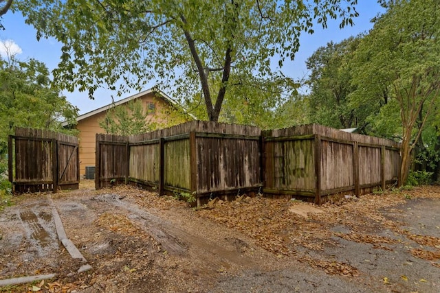 2834 Pearl St, Austin, TX 78705 - view of gate