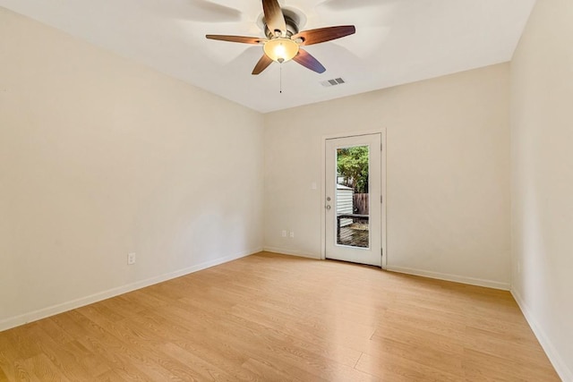 2834 Pearl St, Austin, TX 78705 - unfurnished room with a ceiling fan and light wood-style floors