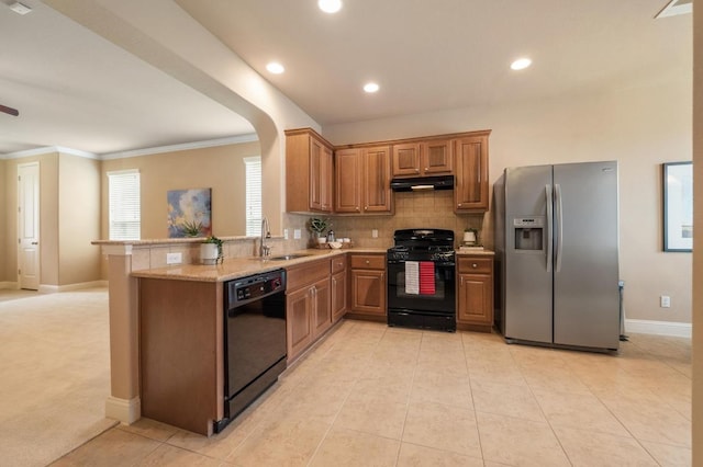 11900 Timber Heights Dr, Austin, TX 78754 - kitchen featuring black appliances, under cabinet range hood, decorative backsplash, a peninsula, and ornamental molding