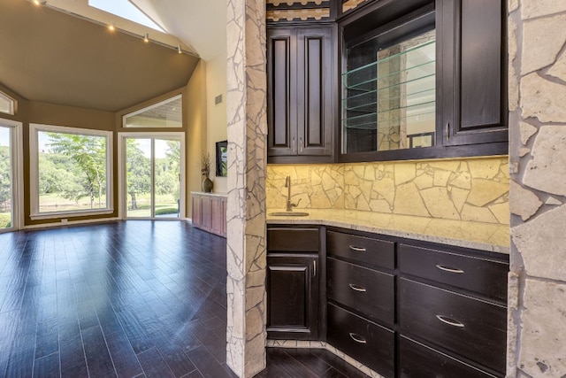 146 Double Eagle Dr, Austin, TX 78738 - bar area with tasteful backsplash, high vaulted ceiling, and dark wood-style floors