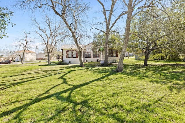 306 S Market St, Flatonia, TX 78941 - view of front of home featuring a front lawn