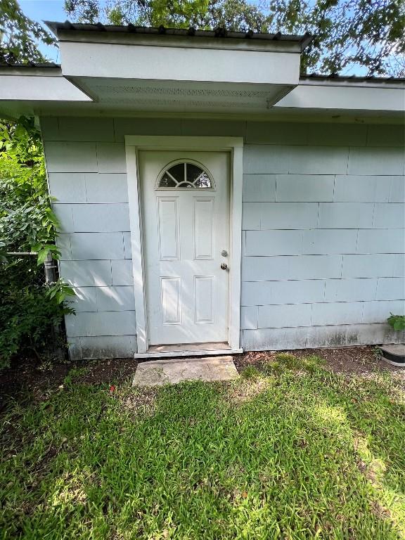 1511 Romeria Dr, Austin, TX 78757 - entrance to property featuring concrete block siding