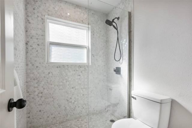 10410 Quail Ridge Dr, Austin, TX 78758 - bathroom featuring toilet and a tile shower