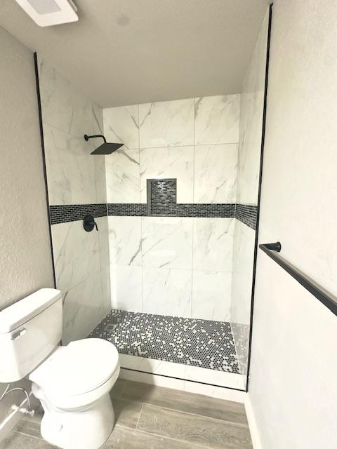 1237 Pelican Pl, New Braunfels, TX 78130 - full bath featuring tiled shower and wood finished floors