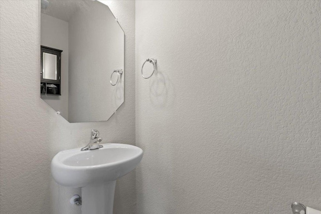 212 Plata Ln, Jarrell, TX 76537 - bathroom featuring a textured wall