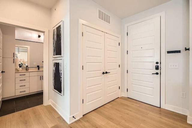 3101 Govalle Ave Unit 103, Austin, TX 78702 - entryway featuring light wood-style flooring and baseboards