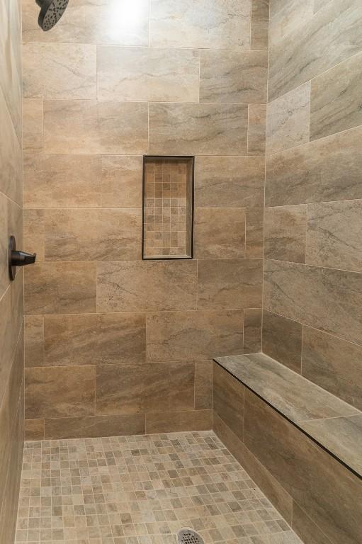 118 Kipapa Ct, Bastrop, TX 78602 - full bathroom featuring a tile shower