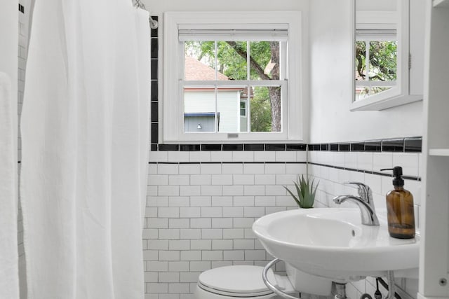 502 E 46th St, Austin, TX 78751 - bathroom featuring tile walls and a shower with curtain