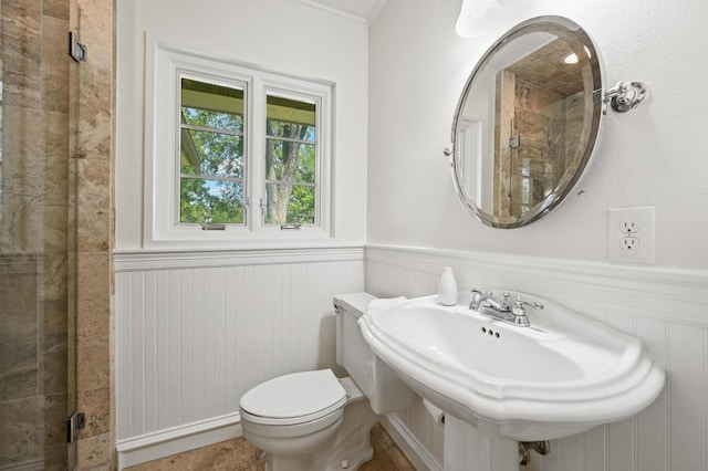 2507 Hartford Rd, Austin, TX 78703 - full bathroom featuring wainscoting, a shower stall, and crown molding