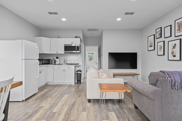 13100 N Ridge Cir, Leander, TX 78641 - living area with light wood-style flooring and recessed lighting
