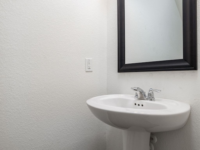 752 Circle Way Unit 35H, Jarrell, TX 76537 - bathroom featuring a sink
