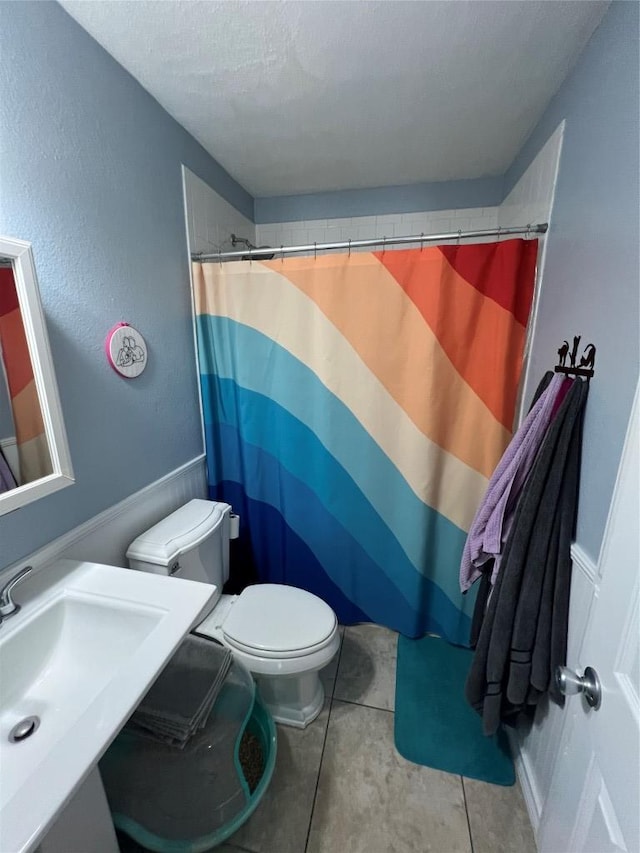 407 E 45th St Unit 108, Austin, TX 78751 - full bath featuring curtained shower, a textured ceiling, and tile patterned floors