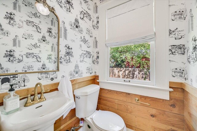 510 E 38th St, Austin, TX 78705 - half bath featuring wallpapered walls and wainscoting