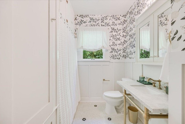 510 E 38th St, Austin, TX 78705 - full bath featuring wallpapered walls, a wainscoted wall, a decorative wall, vanity, and curtained shower