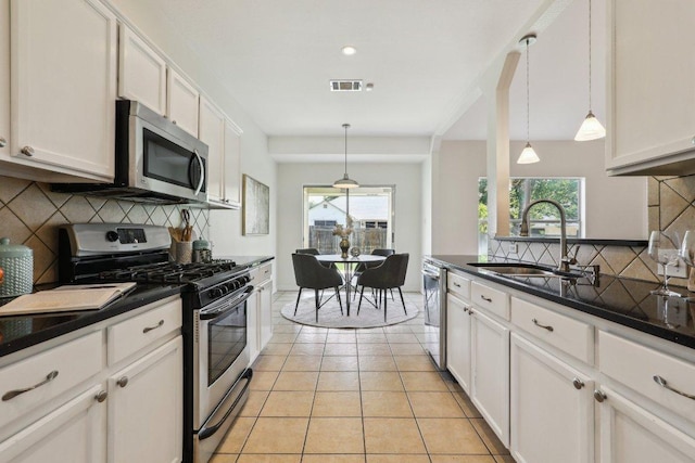 2807 Glenwood Trl, Cedar Park, TX 78613 - kitchen with appliances with stainless steel finishes, dark countertops, plenty of natural light, and recessed lighting