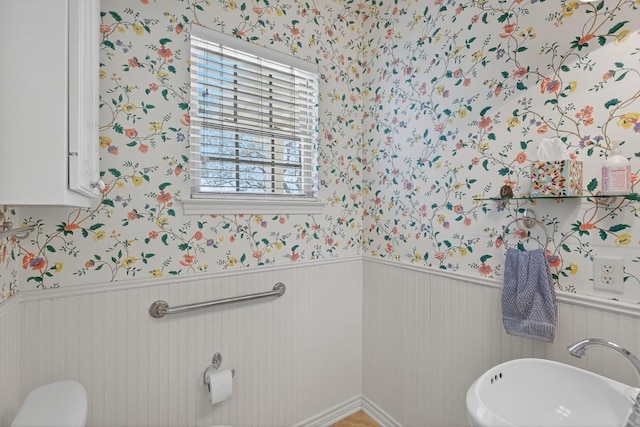127 W Stonecastle Dr, Granite Shoals, TX 78654 - bathroom featuring wallpapered walls and wainscoting