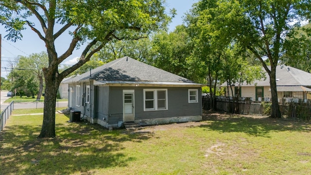 102 S Western Ave, Lampasas, TX 76550 - back of property featuring entry steps and roof with shingles