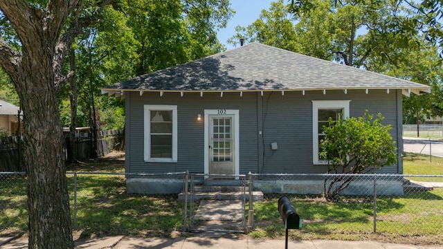 102 S Western Ave, Lampasas, TX 76550 - view of front of property with roof with shingles and a fenced front yard