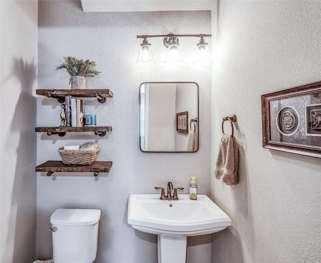 110 Waverly Spire Ct, Austin, TX 78738 - half bath featuring toilet and a sink