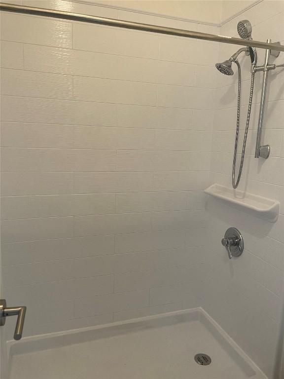 12166 Metric Blvd Unit 243, Austin, TX 78758 - full bathroom with a tile shower