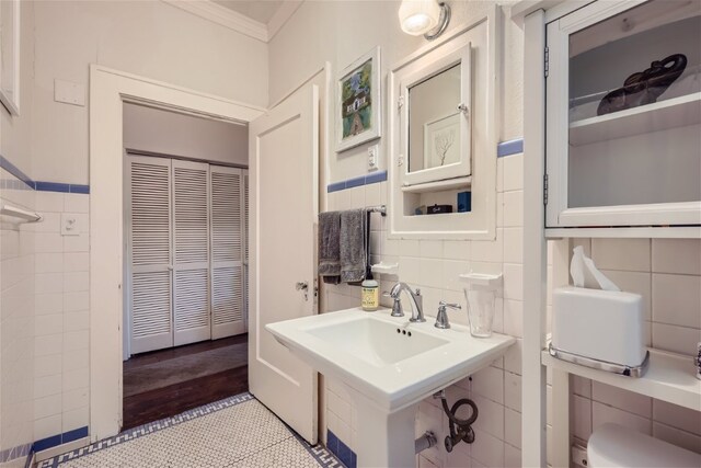 1508 Pease Rd, Austin, TX 78703 - bathroom featuring tile walls, crown molding, tile patterned floors, and a wainscoted wall