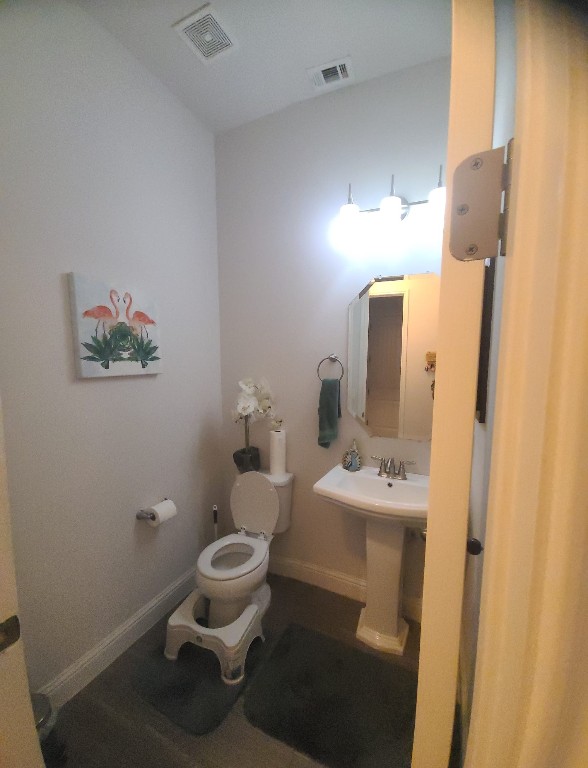 608 Cascada Ln, Round Rock, TX 78681 - bathroom featuring toilet and baseboards