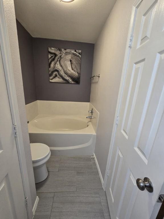 211 Valley Run Trl, Elgin, TX 78621 - bathroom featuring toilet and a garden tub