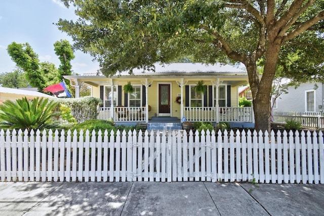 260 N Santa Clara Ave, New Braunfels, TX 78130 - view of front facade with a porch and a fenced front yard