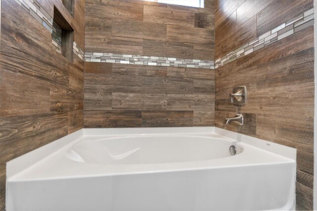 620 Lavaca Loop, Elgin, TX 78621 - full bathroom featuring a tub