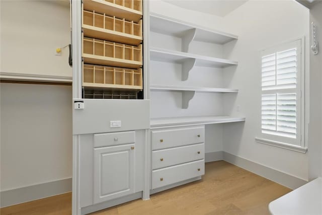 6905 Rudi Cv, Austin, TX 78759 - detailed view of built in study area and wood finished floors