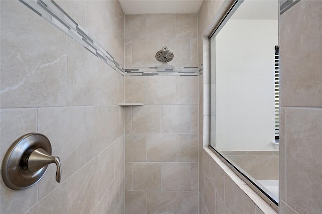 22300 Chipotle Pass, Spicewood, TX 78669 - bathroom with tiled shower