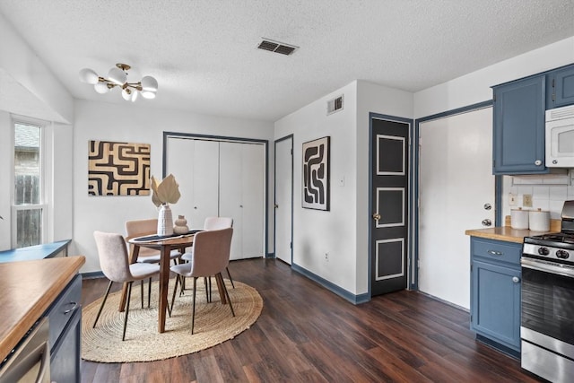 501 Battlecreek Ln, Leander, TX 78641 - dining space featuring dark wood-style floors, a chandelier, and a textured ceiling