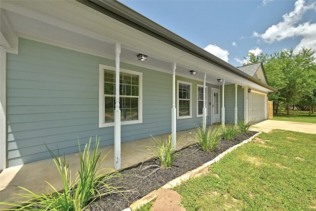 118 W Pauwela Ln, Bastrop, TX 78602 - view of side of home featuring a garage, a porch, concrete driveway, and a lawn
