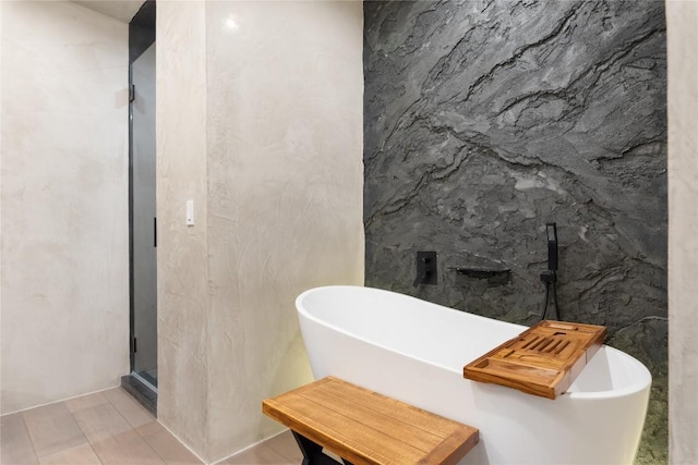 318 W Hackberry St, Fredericksburg, TX 78624 - full bath featuring a soaking tub