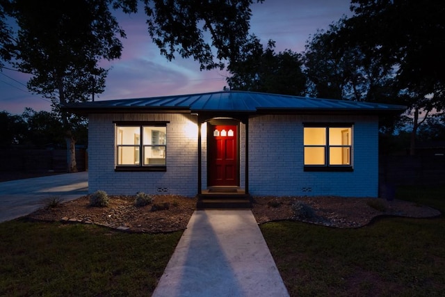 318 W Hackberry St, Fredericksburg, TX 78624 - ranch-style house with brick siding, a standing seam roof, a front yard, and a metal roof
