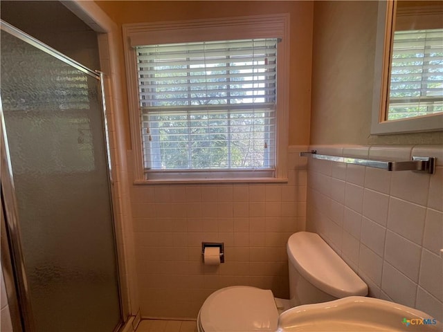 601 S Arnold St S, Lampasas, TX 76550 - full bathroom with plenty of natural light, tile walls, a shower stall, and wainscoting