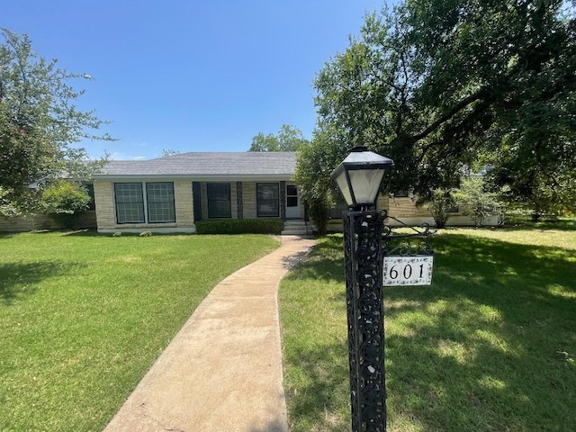 601 S Arnold St S, Lampasas, TX 76550 - single story home with a front lawn and stone siding