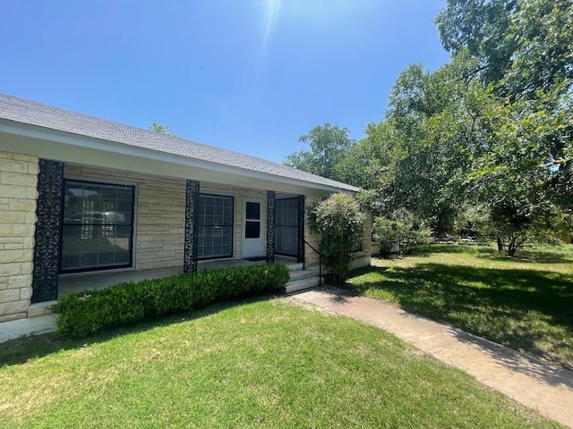 601 S Arnold St S, Lampasas, TX 76550 - entrance to property featuring a yard, covered porch, and stone siding