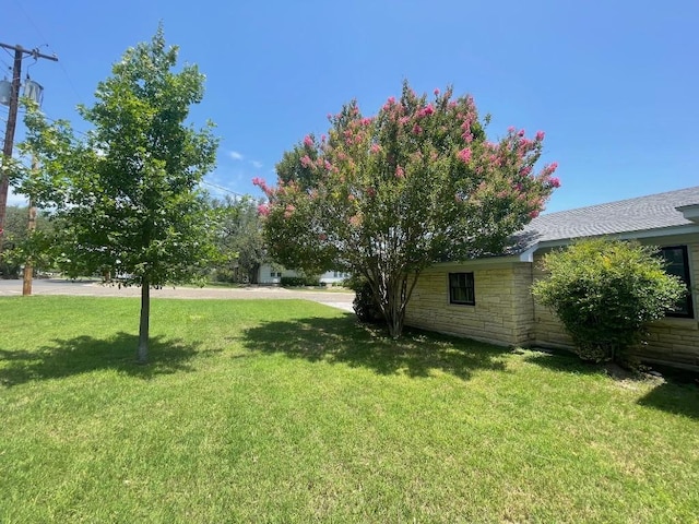 601 S Arnold St S, Lampasas, TX 76550 - view of green lawn