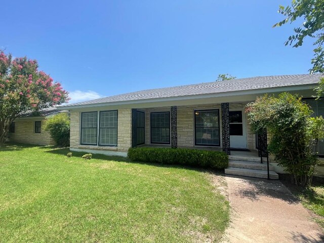 601 S Arnold St S, Lampasas, TX 76550 - ranch-style house featuring a front yard, a porch, and stone siding