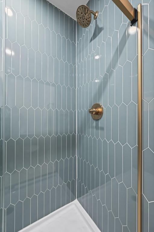2508 Baxter Dr, Austin, TX 78745 - full bathroom featuring a tile shower