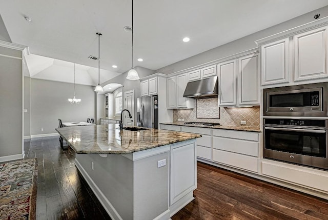 318 Gaspar Bnd, Cedar Park, TX 78613 - kitchen featuring stainless steel appliances, under cabinet range hood, a kitchen island with sink, dark wood-style flooring, and a chandelier